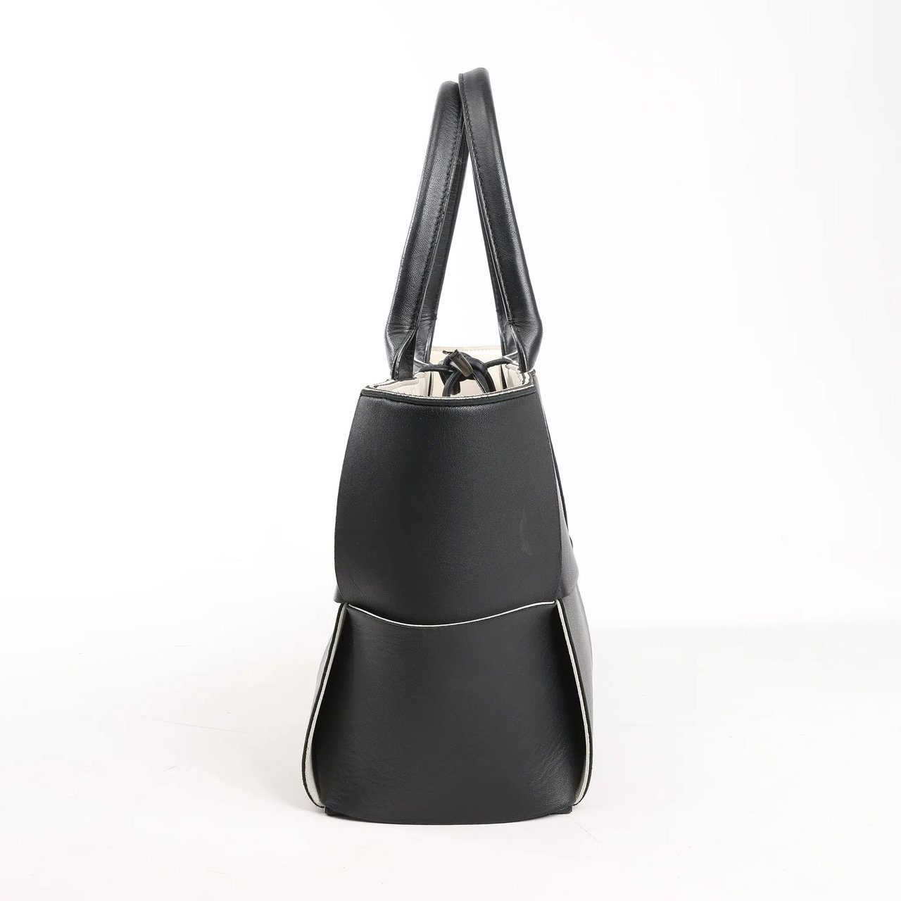 Bottega Veneta Bottega Veneta The Arco Maxi Intrecciato Leather Handbag in Black Zwart