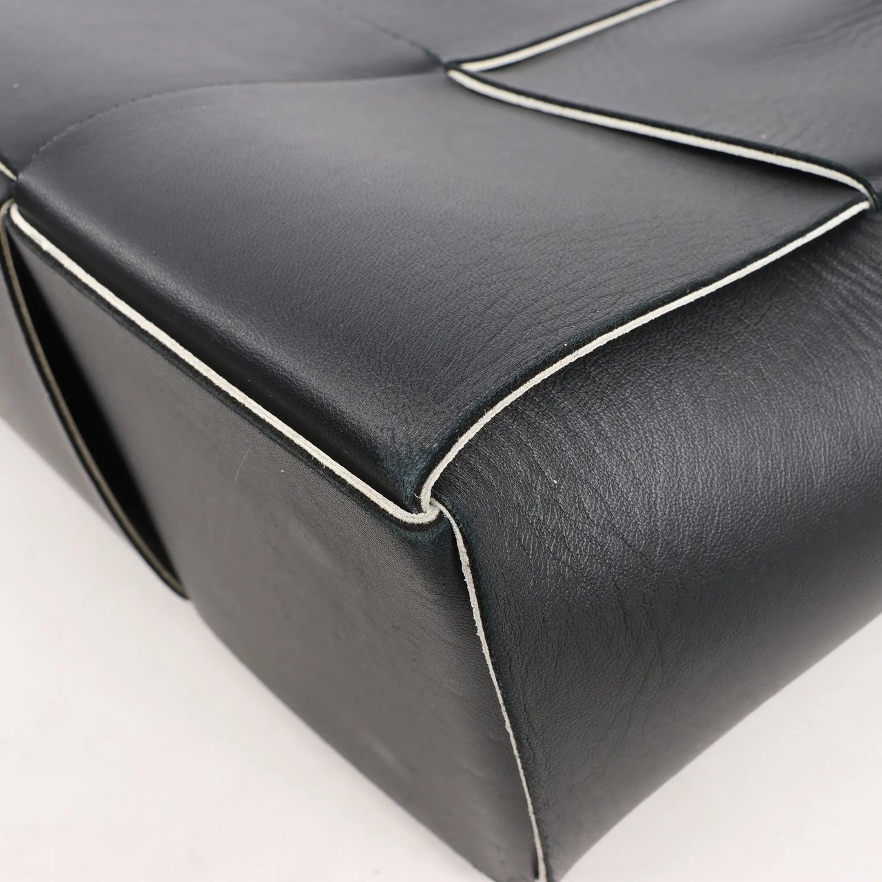 Bottega Veneta Bottega Veneta The Arco Maxi Intrecciato Leather Handbag in Black Zwart