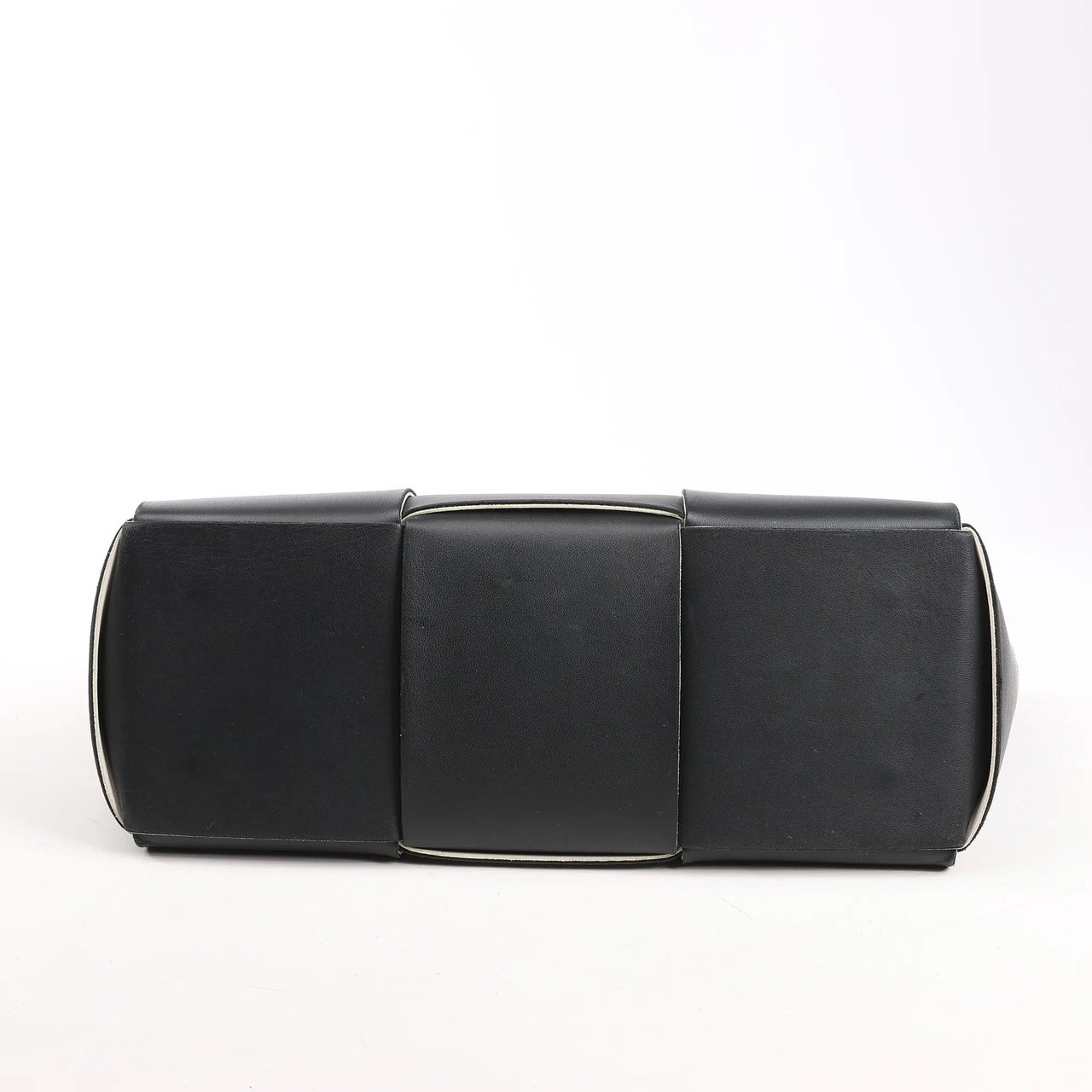 Bottega Veneta Bottega Veneta The Arco Maxi Intrecciato Leather Handbag in Black Zwart