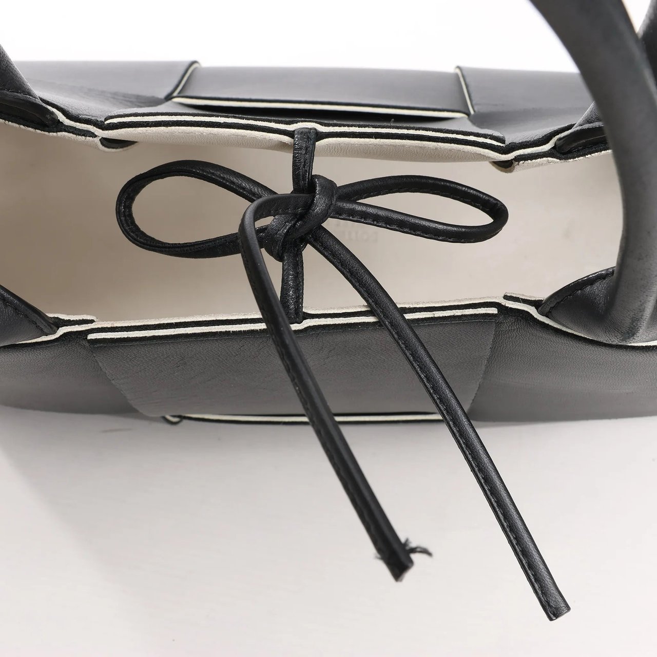 Bottega Veneta Bottega Veneta The Arco Maxi Intrecciato Leather Handbag in Black Zwart