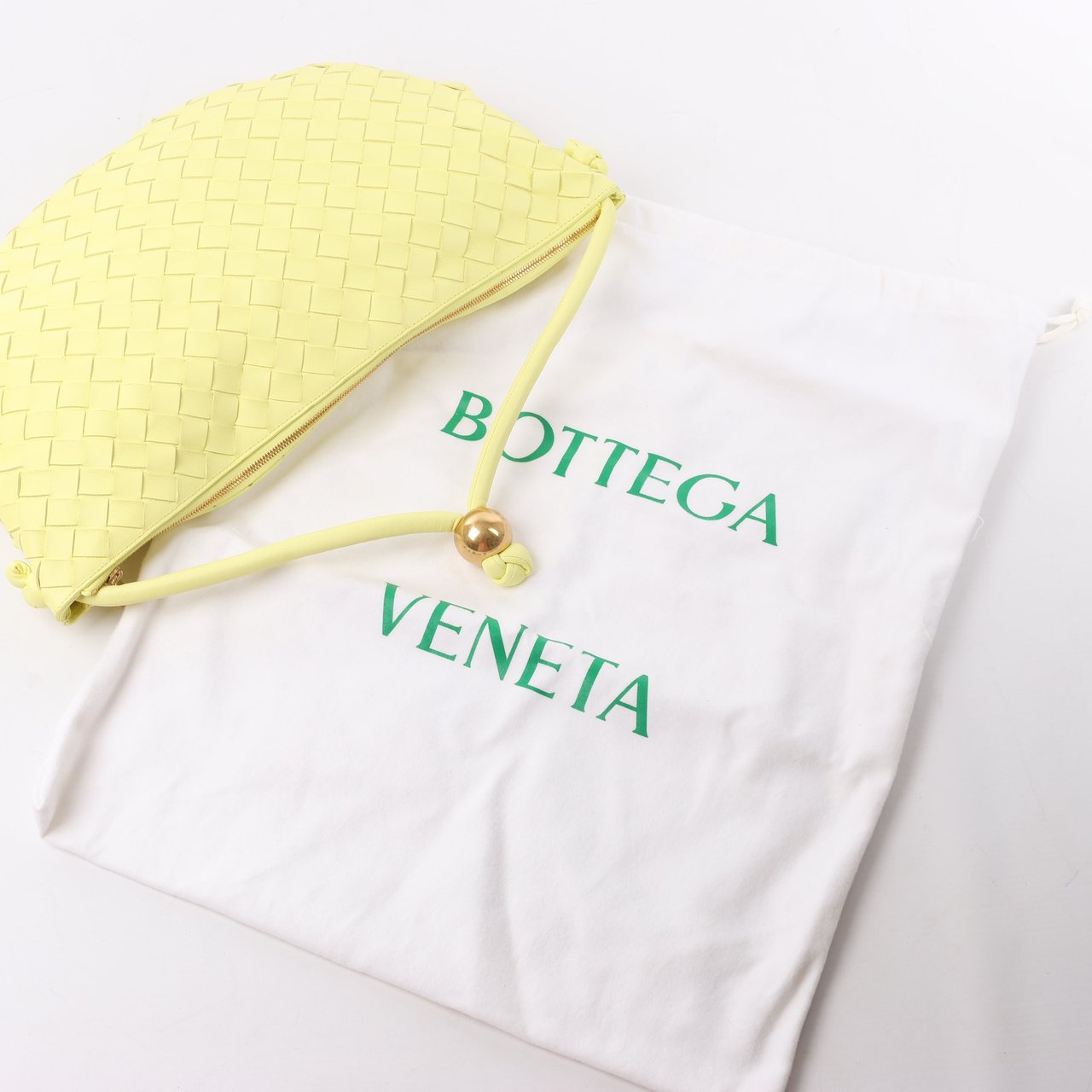 Bottega Veneta Bottega Veneta Intrecciato Medium Turns Pouch Leather Shoulder bag in Yellow Geel