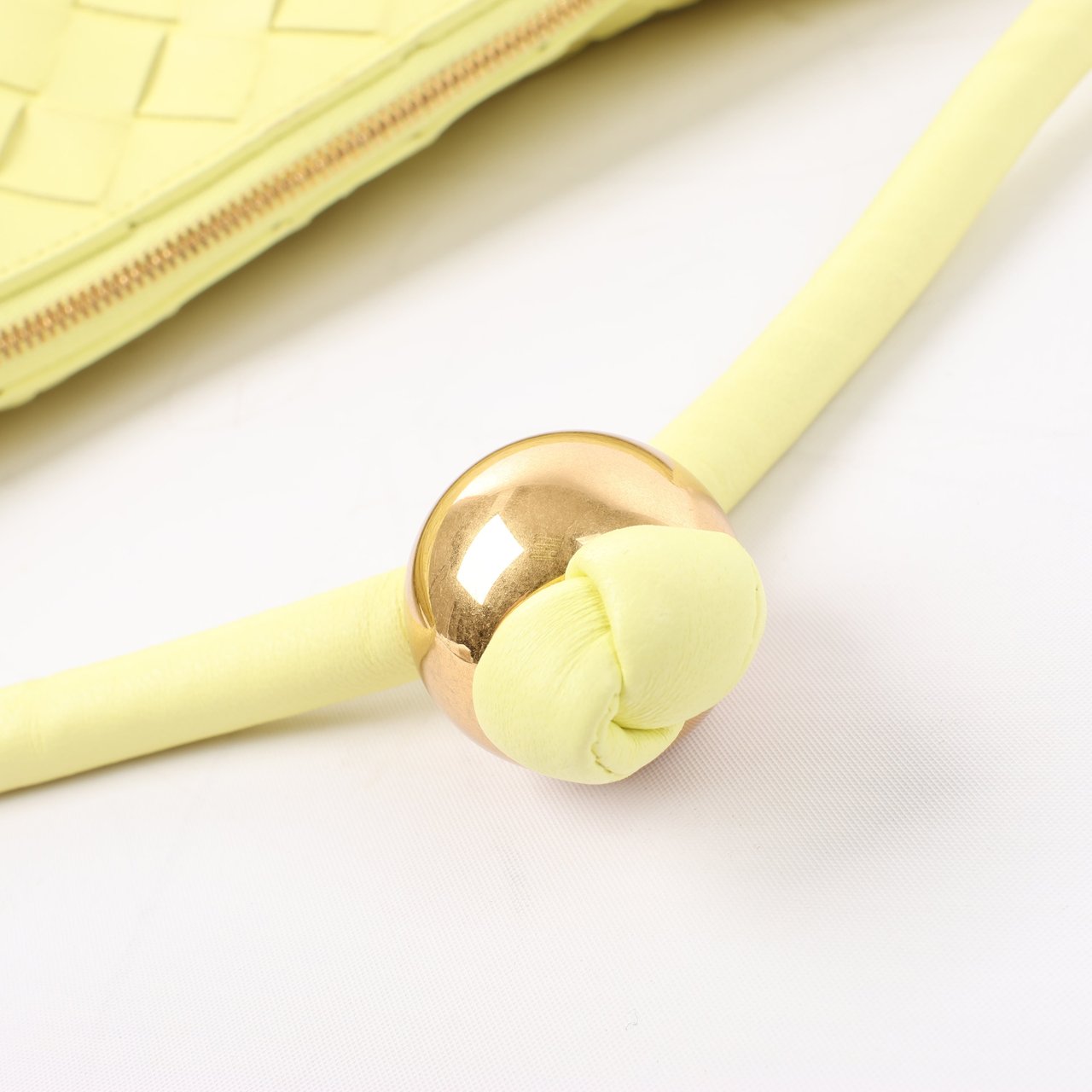 Bottega Veneta Bottega Veneta Intrecciato Medium Turns Pouch Leather Shoulder bag in Yellow Geel