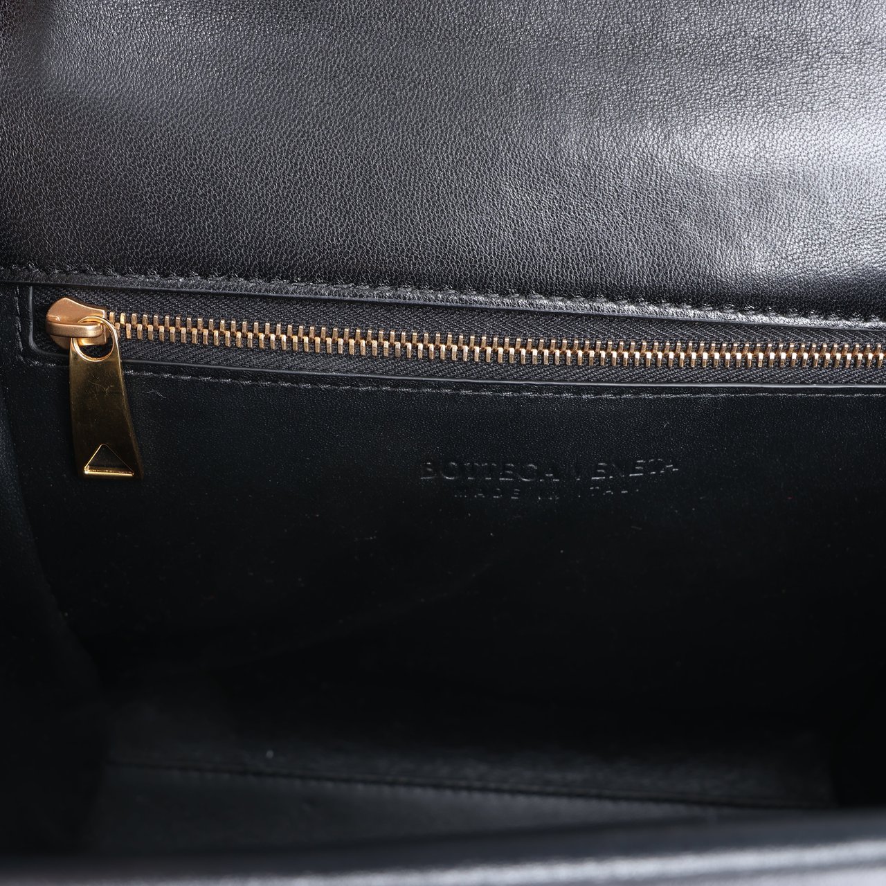 Bottega Veneta Bottega Veneta Box Calfskin Nappa Clip Shoulder Bag in Black Zwart