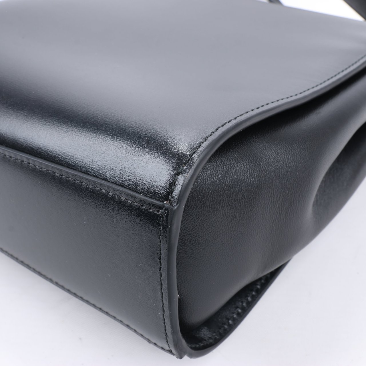 Bottega Veneta Bottega Veneta Box Calfskin Nappa Clip Shoulder Bag in Black Zwart