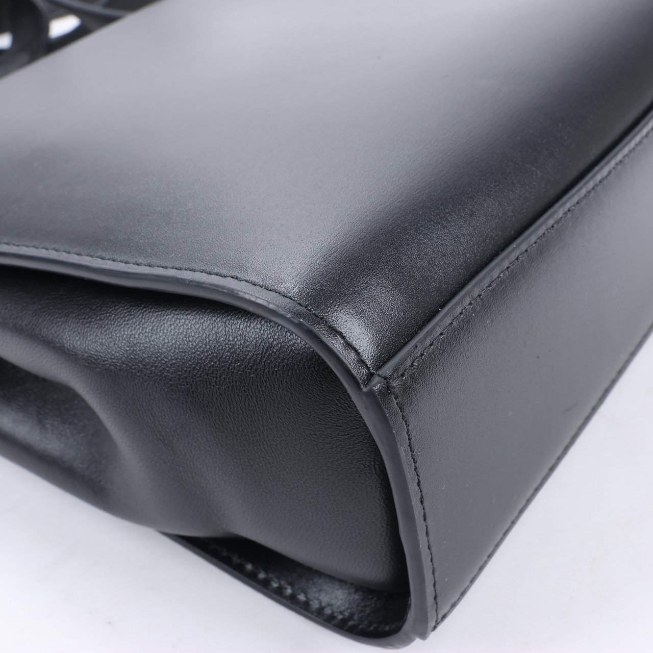 Bottega Veneta Bottega Veneta Box Calfskin Nappa Clip Shoulder Bag in Black Zwart