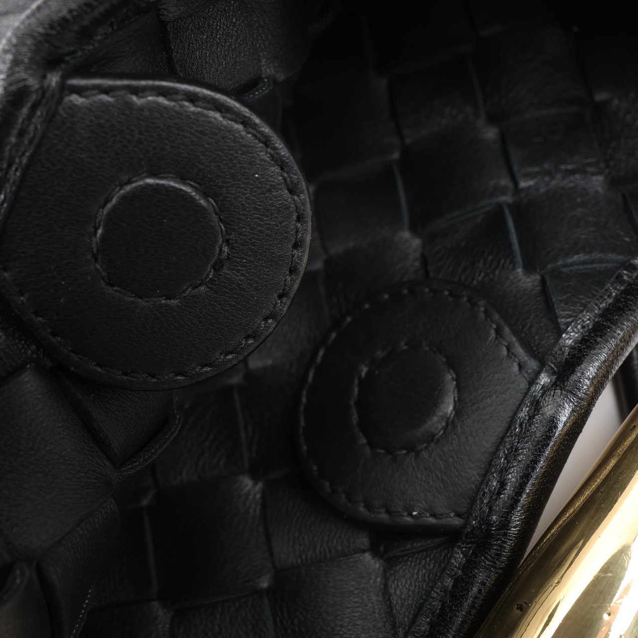 Bottega Veneta Bottega Veneta Intrecciato Sardines Leather Shoulder Bag in Black Zwart