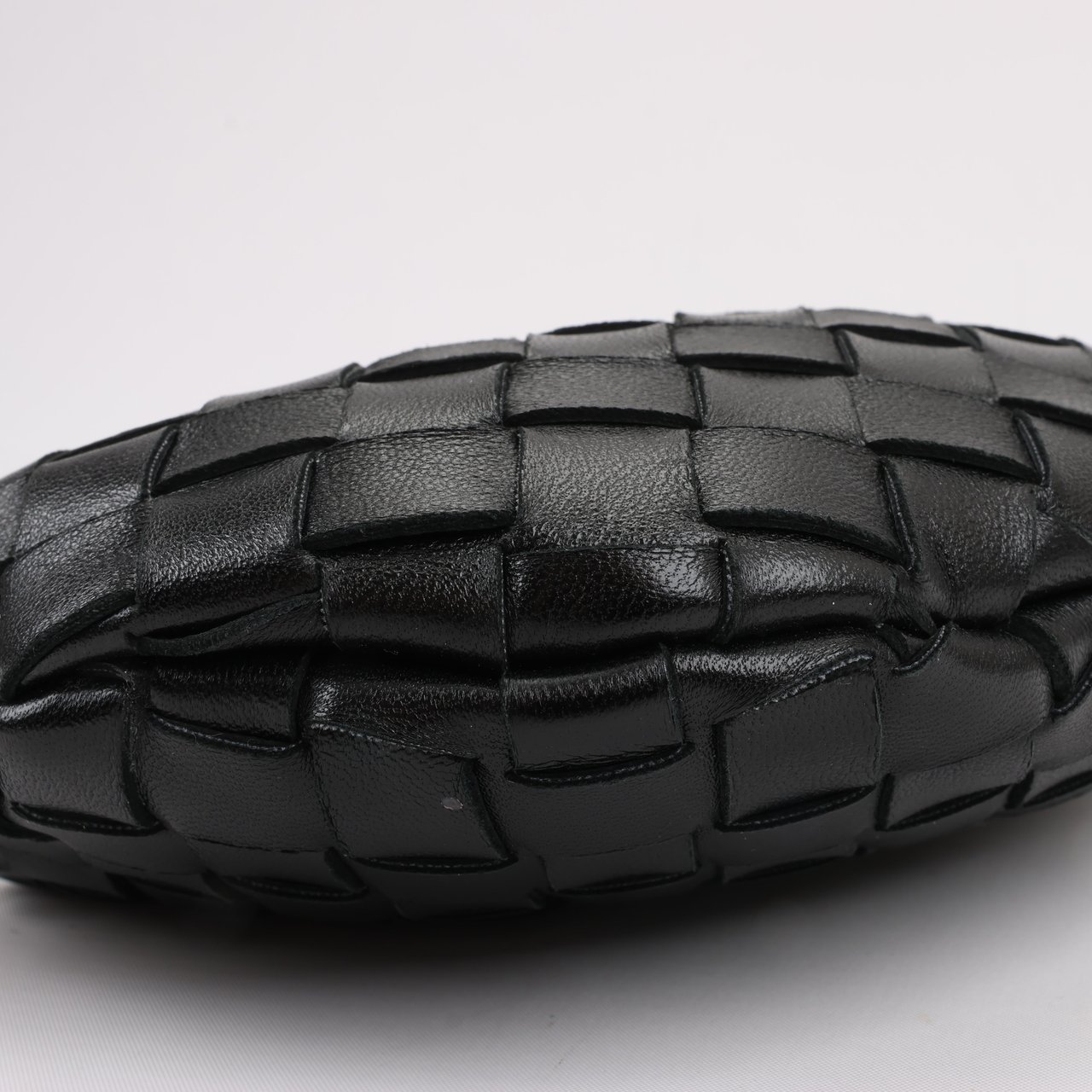 Bottega Veneta Bottega Veneta Intrecciato Sardines Leather Shoulder Bag in Black Zwart