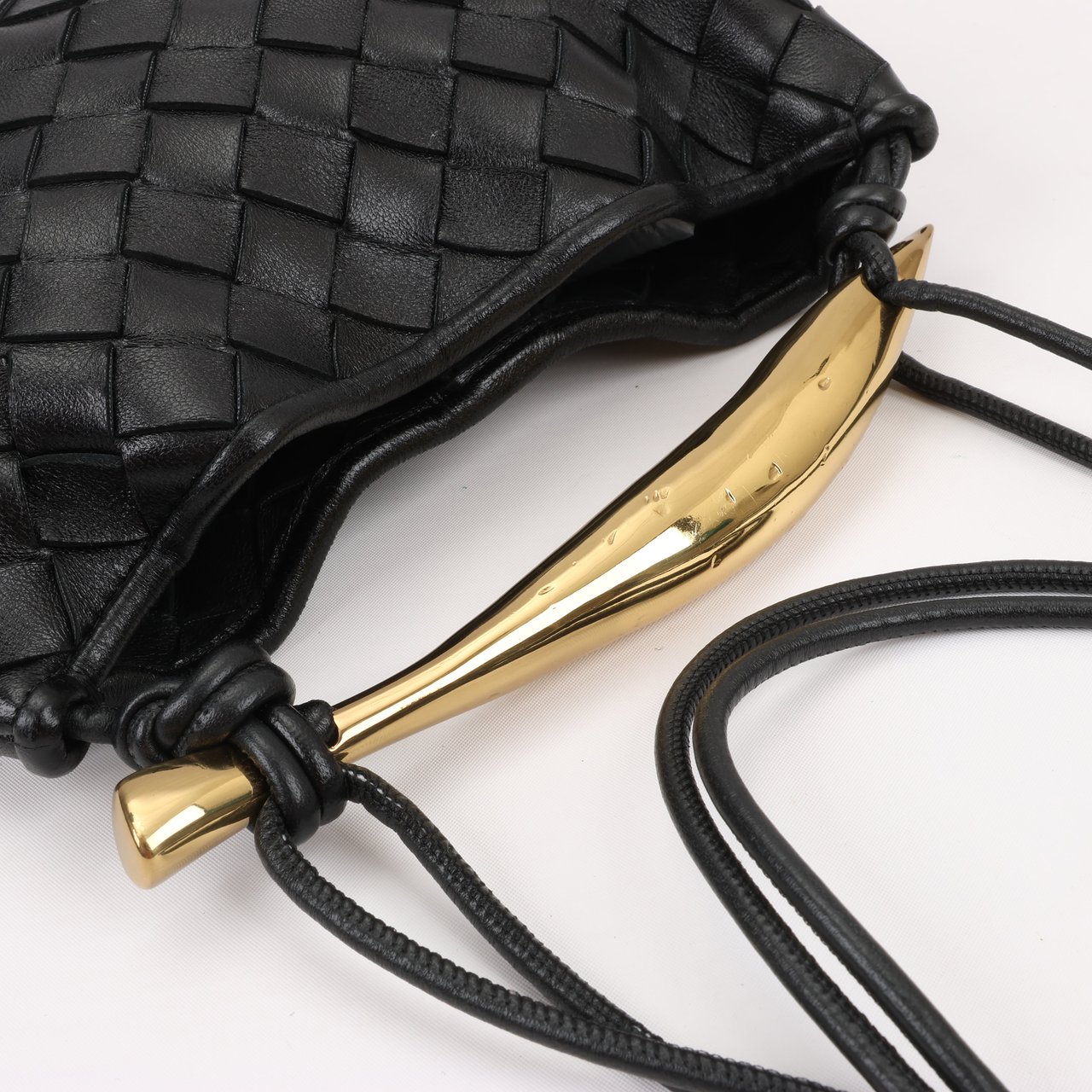 Bottega Veneta Bottega Veneta Intrecciato Sardines Leather Shoulder Bag in Black Zwart