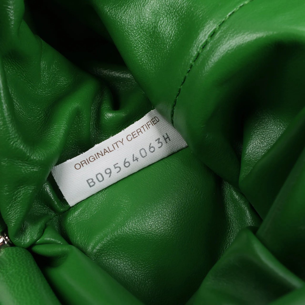 Bottega Veneta Bottega Veneta The Pouch Mini Raffia x Leather Crossbody bag in Green Groen