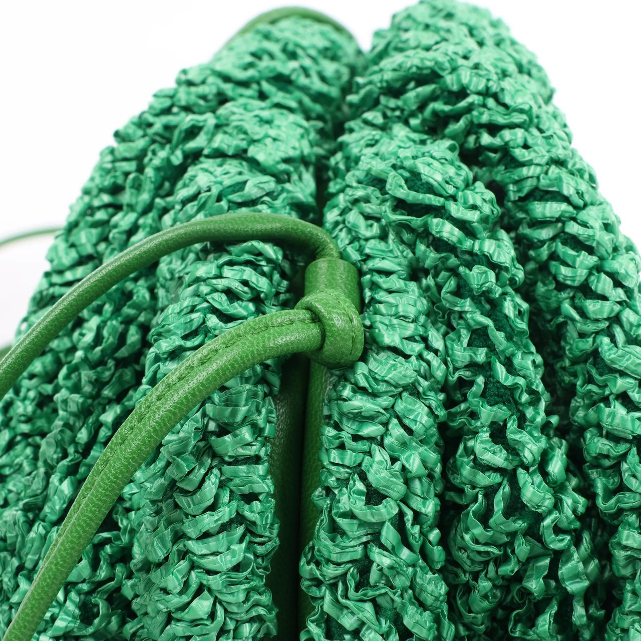 Bottega Veneta Bottega Veneta The Pouch Mini Raffia x Leather Crossbody bag in Green Groen