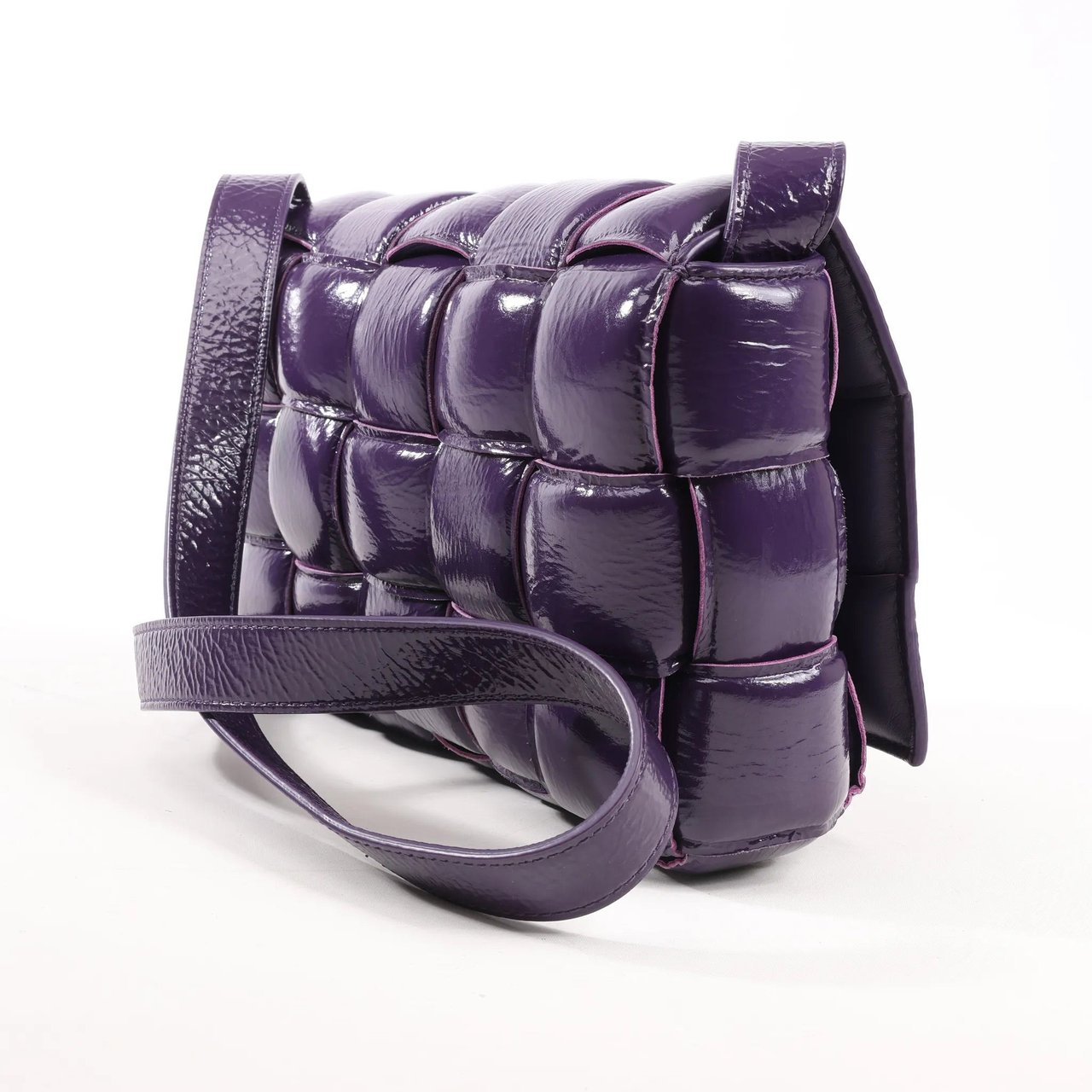 Bottega Veneta Bottega Veneta Padded Cassette Maxi Intrecciato Leather Shoulder Bag in Purple Paars