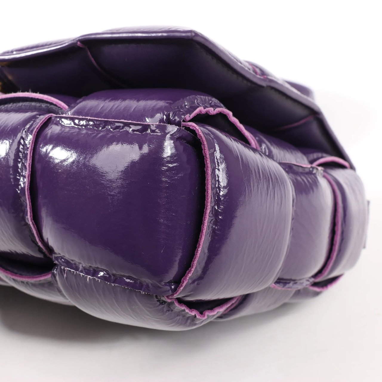 Bottega Veneta Bottega Veneta Padded Cassette Maxi Intrecciato Leather Shoulder Bag in Purple Paars