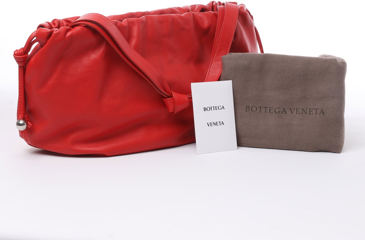 Bottega Veneta Bottega Veneta Bulb Smooth Leather Shoulder Bag in Red Rood