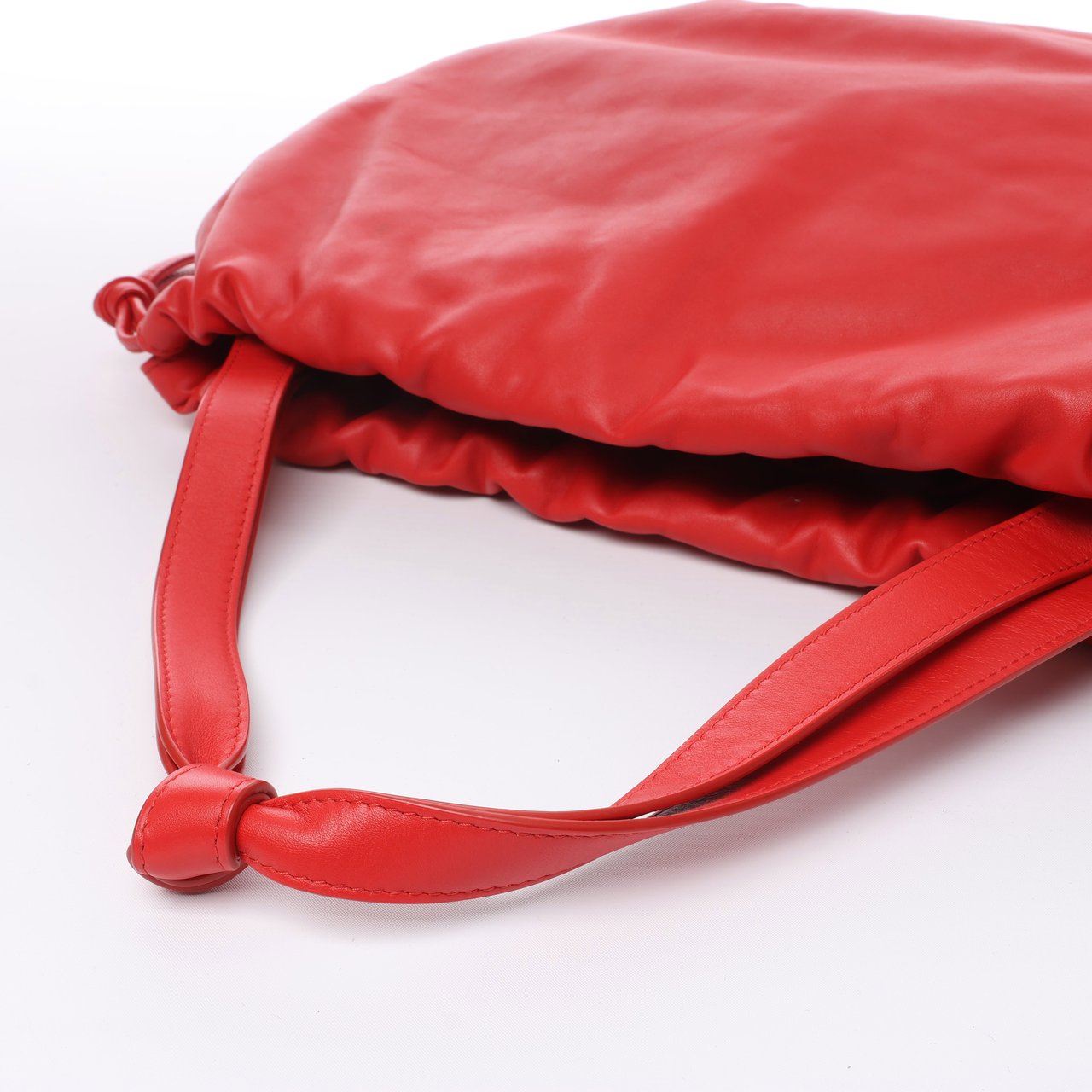 Bottega Veneta Bottega Veneta Bulb Smooth Leather Shoulder Bag in Red Rood