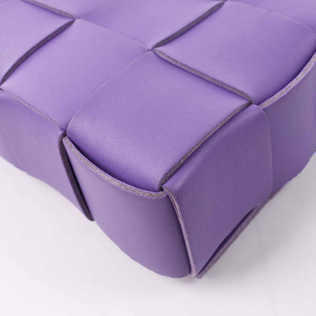 Bottega Veneta Bottega Veneta Maxi Intrecciato Cassette Leather Shoulder Bag in Purple Paars