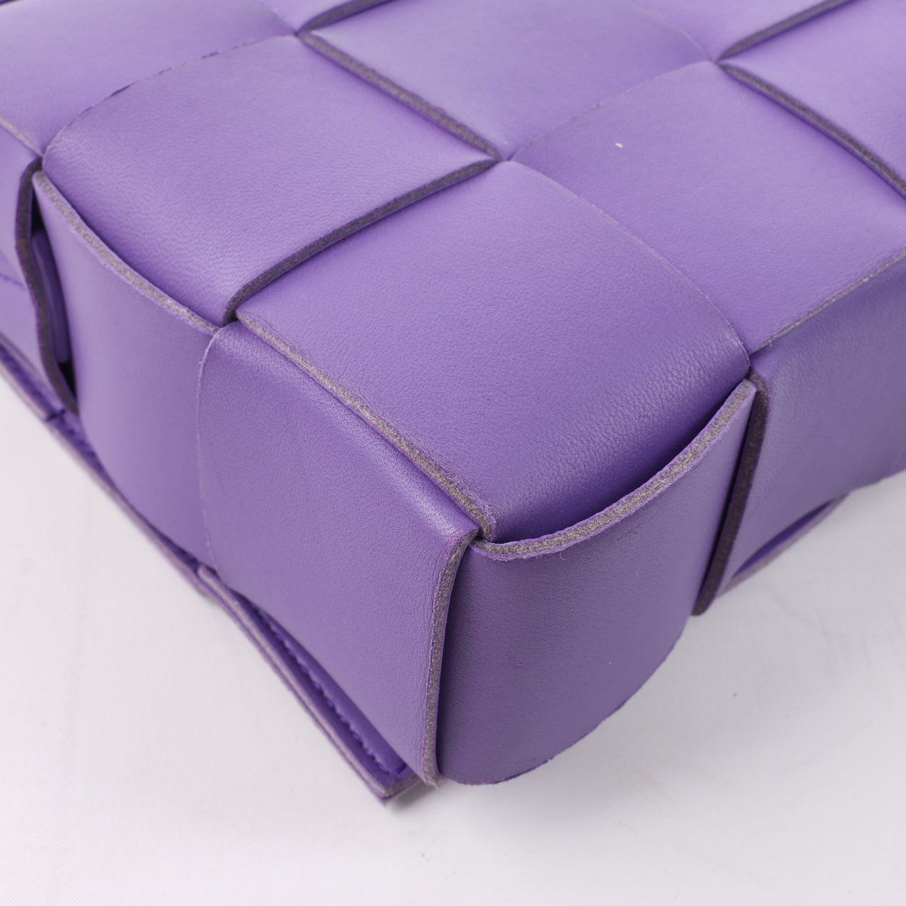 Bottega Veneta Bottega Veneta Maxi Intrecciato Cassette Leather Shoulder Bag in Purple Paars