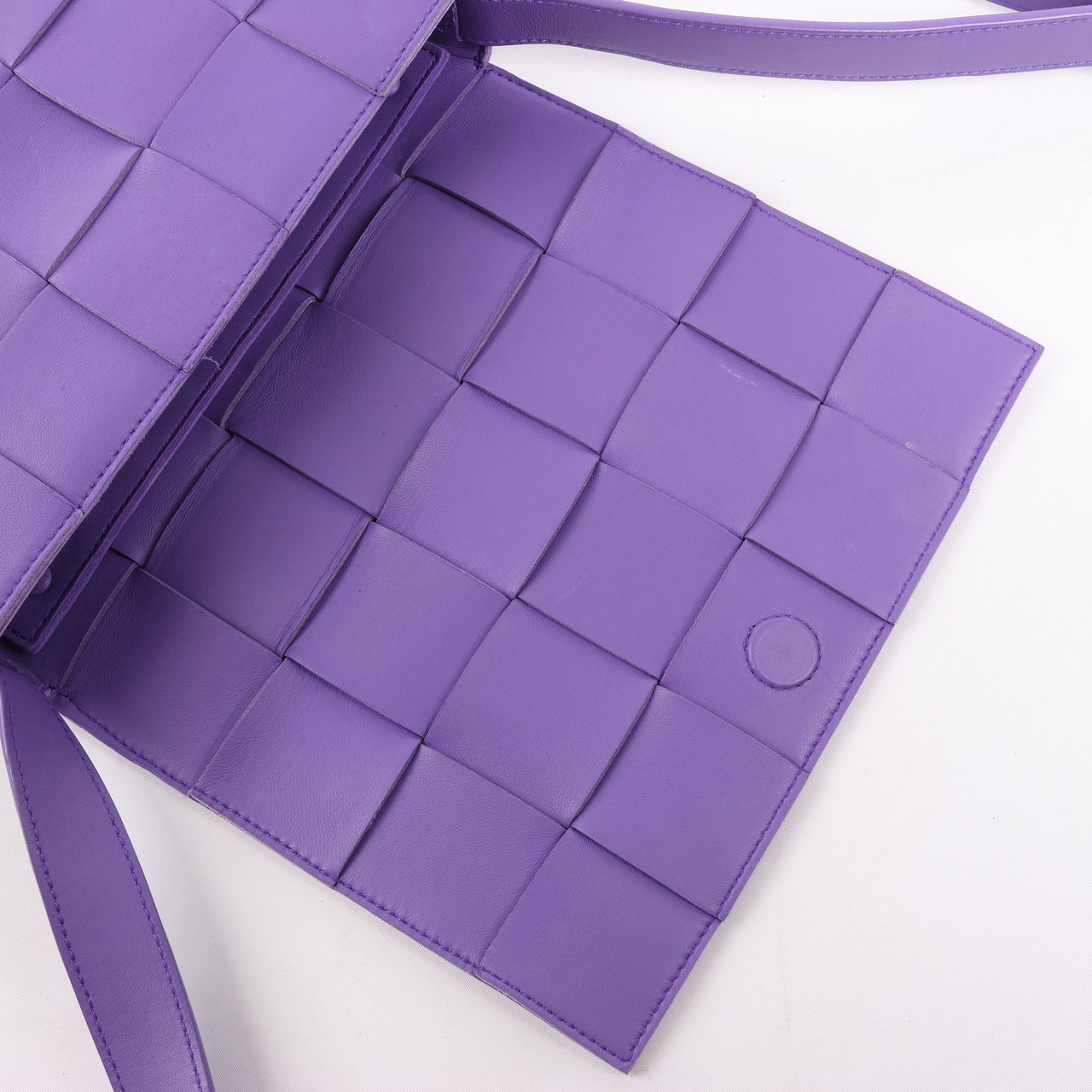 Bottega Veneta Bottega Veneta Maxi Intrecciato Cassette Leather Shoulder Bag in Purple Paars