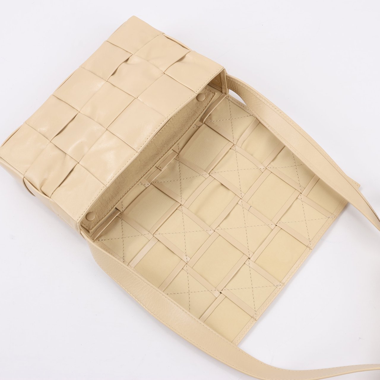 Bottega Veneta Bottega Veneta Maxi Intrecciato Cassette Leather Shoulder Bag in Beige Beige