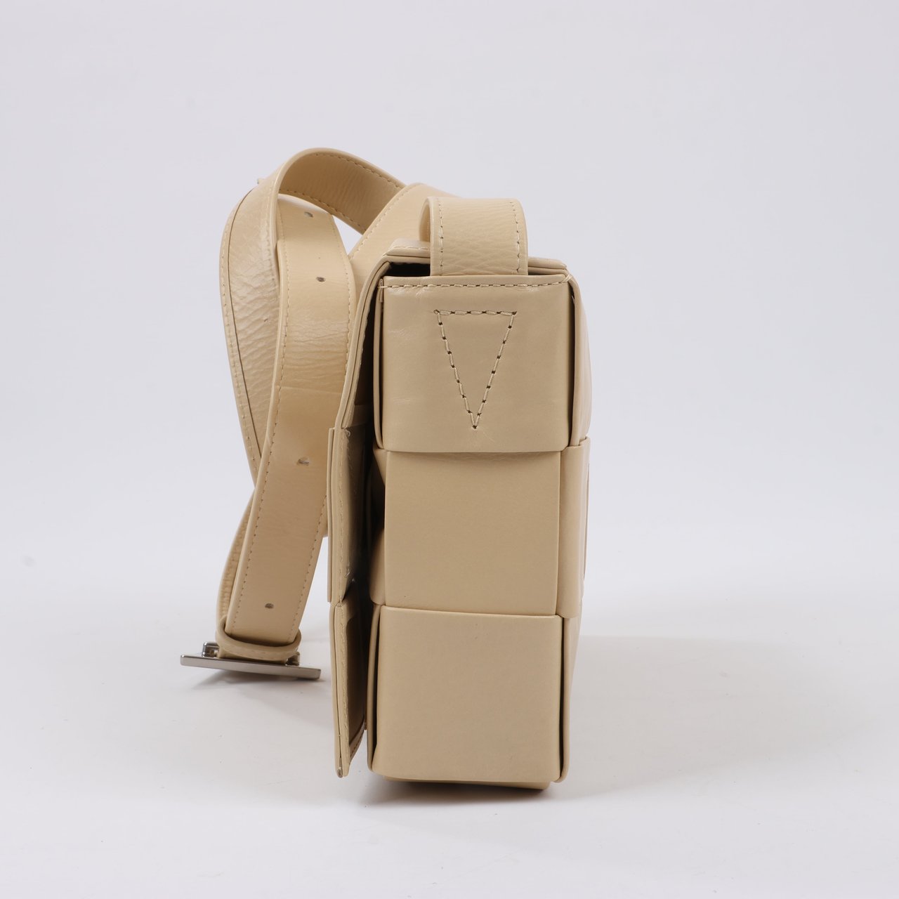 Bottega Veneta Bottega Veneta Maxi Intrecciato Cassette Leather Shoulder Bag in Beige Beige