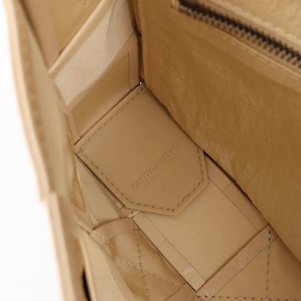 Bottega Veneta Bottega Veneta Maxi Intrecciato Cassette Leather Shoulder Bag in Beige Beige