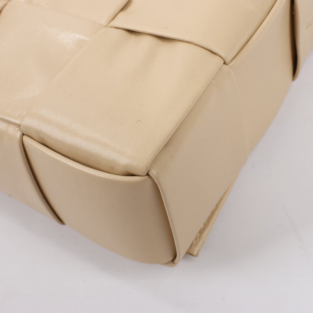 Bottega Veneta Bottega Veneta Maxi Intrecciato Cassette Leather Shoulder Bag in Beige Beige