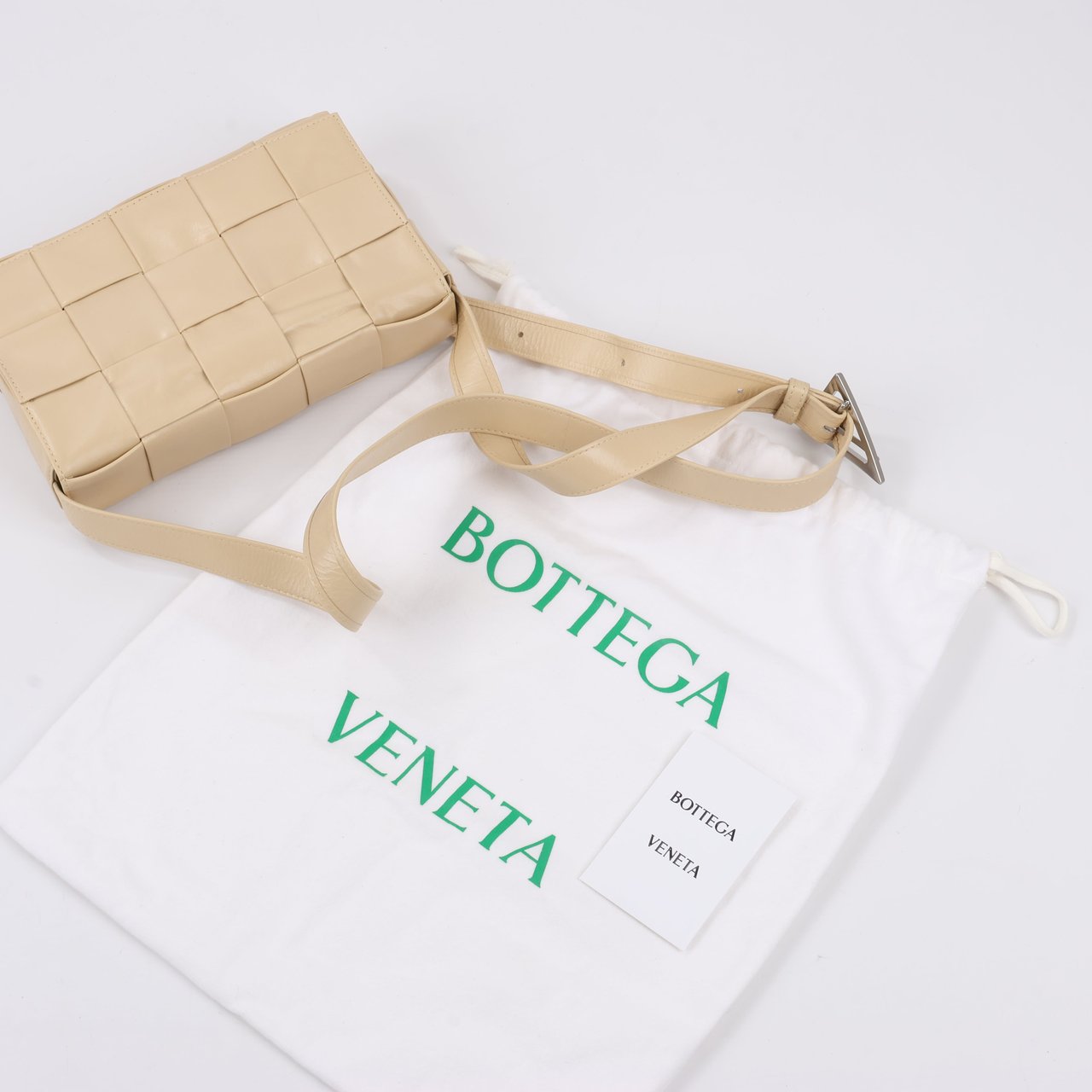 Bottega Veneta Bottega Veneta Maxi Intrecciato Cassette Leather Shoulder Bag in Beige Beige