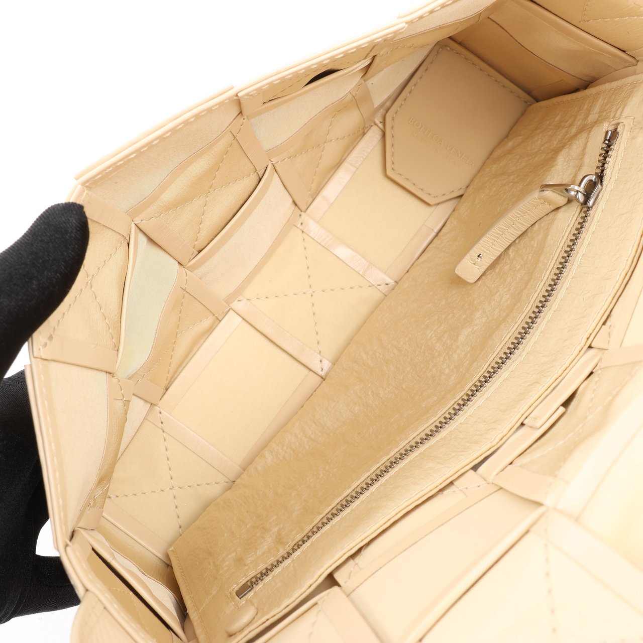 Bottega Veneta Bottega Veneta Maxi Intrecciato Cassette Leather Shoulder Bag in Beige Beige