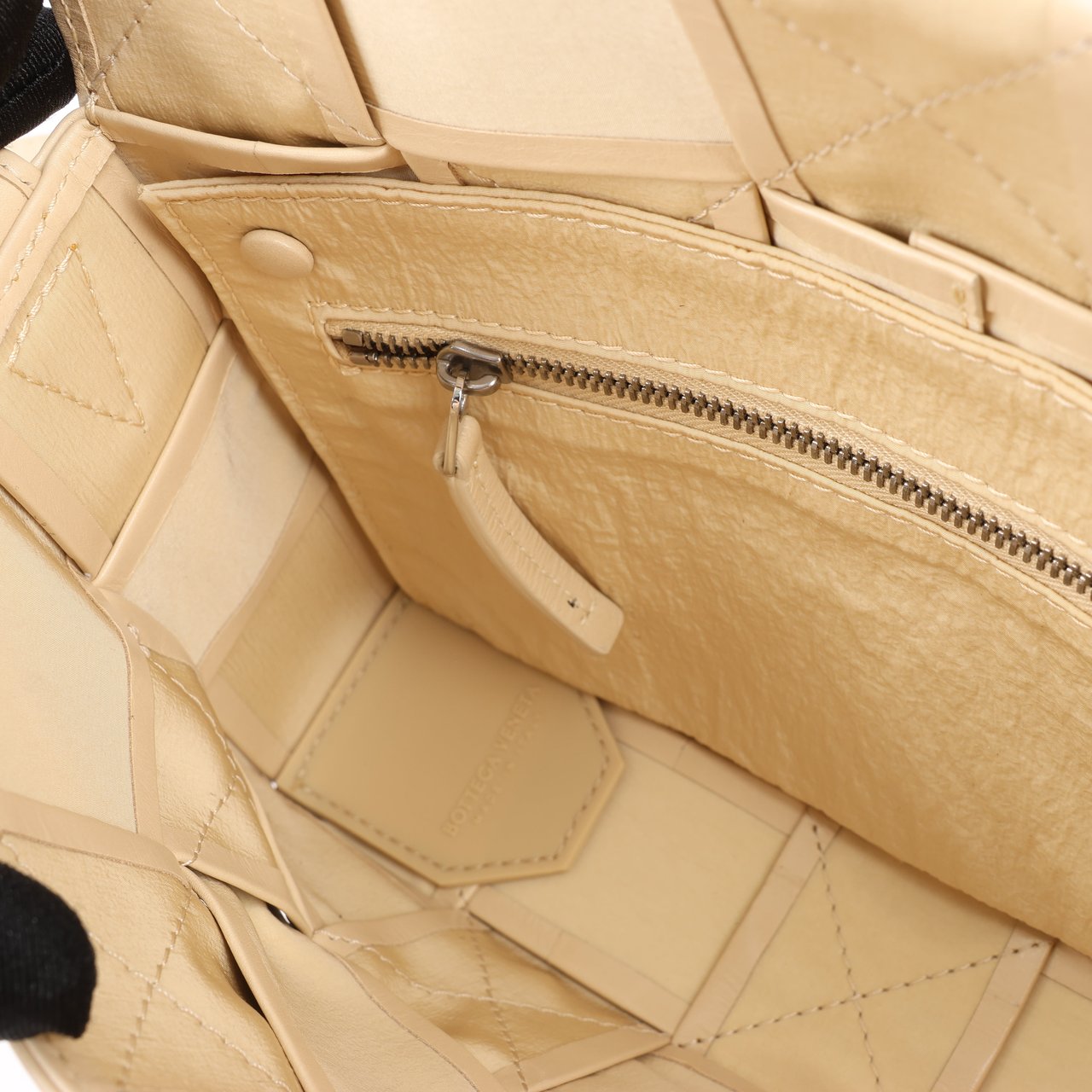 Bottega Veneta Bottega Veneta Maxi Intrecciato Cassette Leather Shoulder Bag in Beige Beige