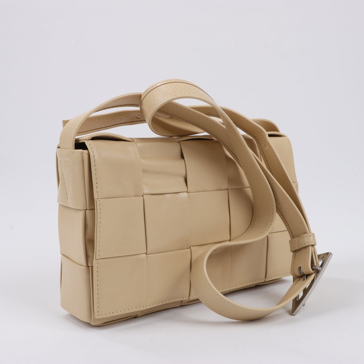 Bottega Veneta Bottega Veneta Maxi Intrecciato Cassette Leather Shoulder Bag in Beige Beige