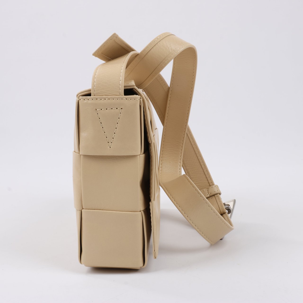 Bottega Veneta Bottega Veneta Maxi Intrecciato Cassette Leather Shoulder Bag in Beige Beige