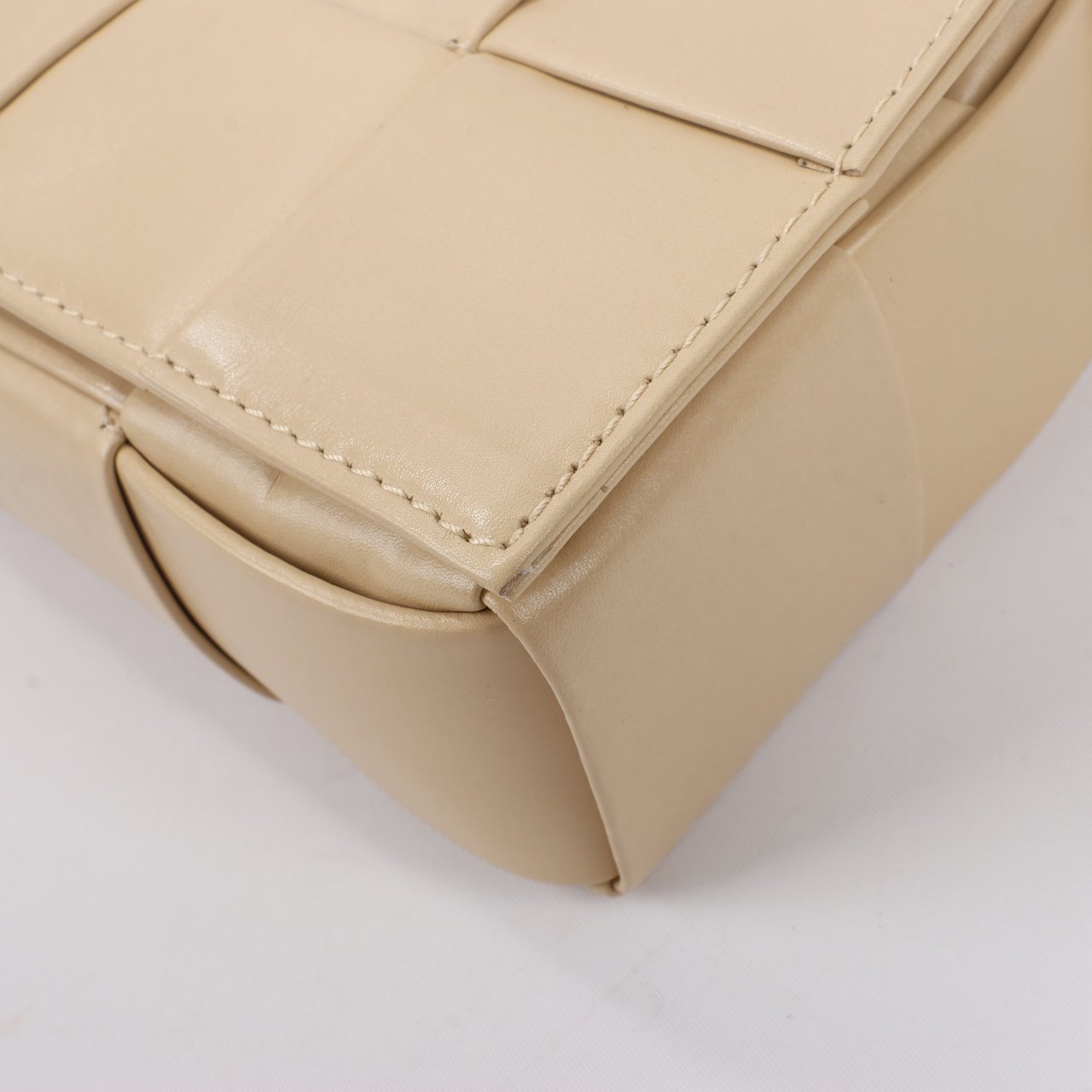 Bottega Veneta Bottega Veneta Maxi Intrecciato Cassette Leather Shoulder Bag in Beige Beige