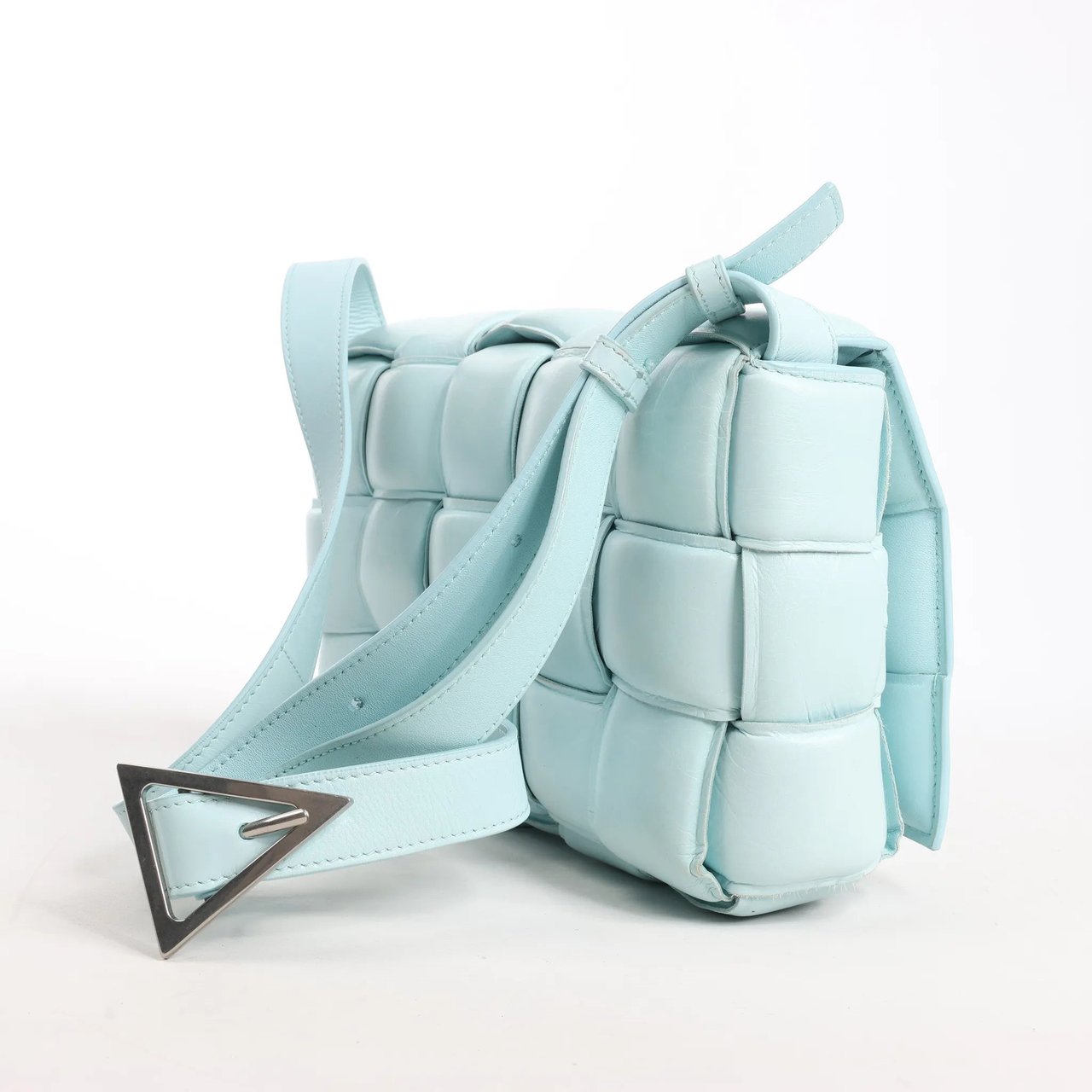 Bottega Veneta Bottega Veneta Padded Cassette Maxi Intrecciato Leather Shoulder Bag in Blue Blauw