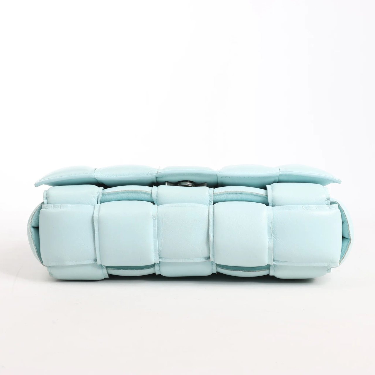 Bottega Veneta Bottega Veneta Padded Cassette Maxi Intrecciato Leather Shoulder Bag in Blue Blauw