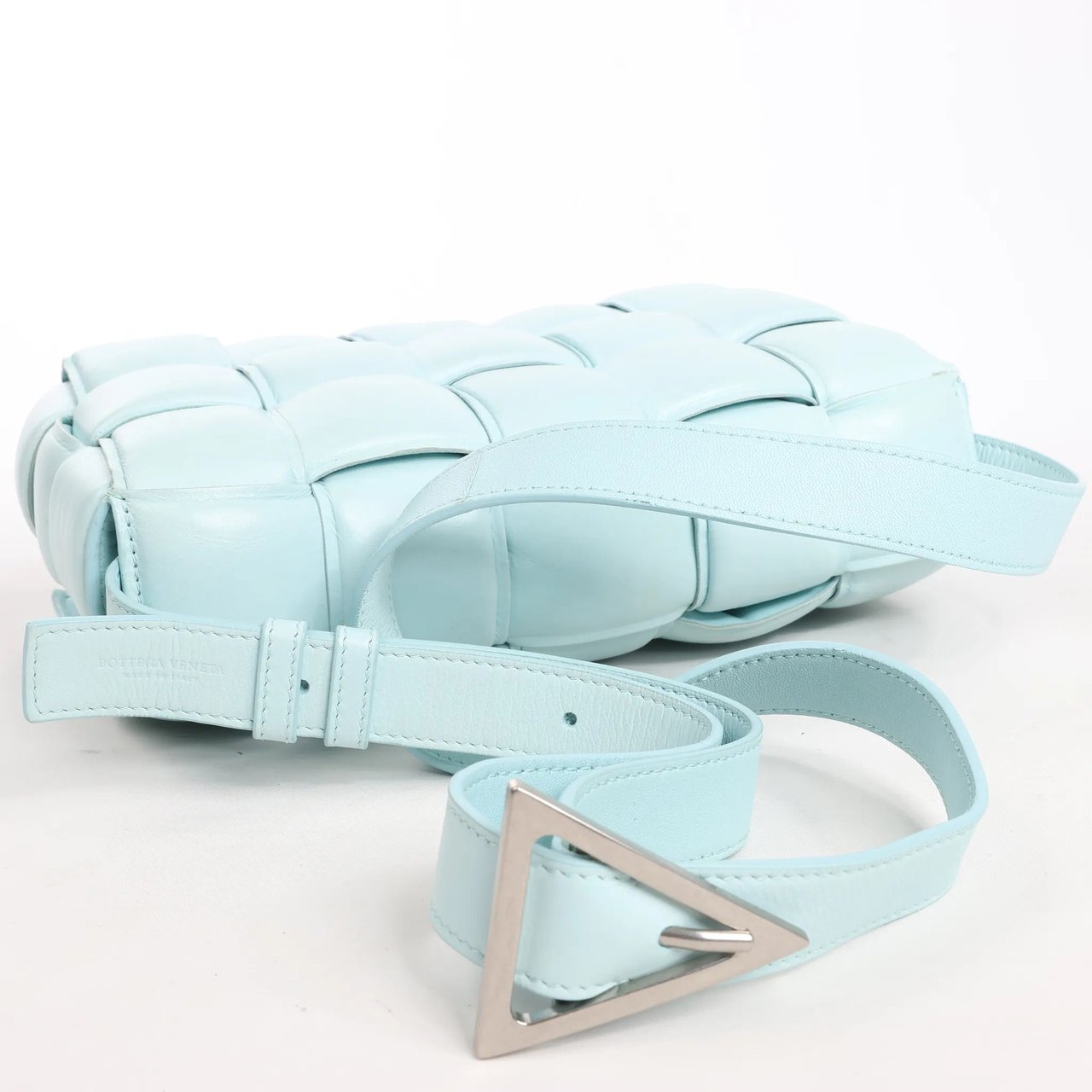 Bottega Veneta Bottega Veneta Padded Cassette Maxi Intrecciato Leather Shoulder Bag in Blue Blauw