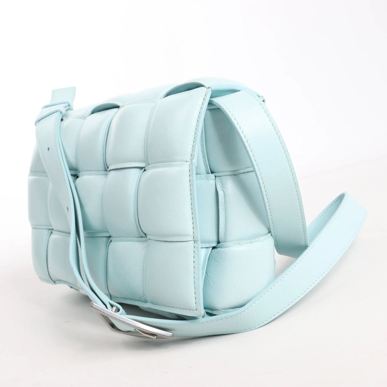 Bottega Veneta Bottega Veneta Padded Cassette Maxi Intrecciato Leather Shoulder Bag in Blue Blauw