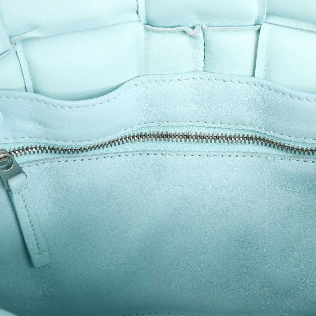 Bottega Veneta Bottega Veneta Padded Cassette Maxi Intrecciato Leather Shoulder Bag in Blue Blauw