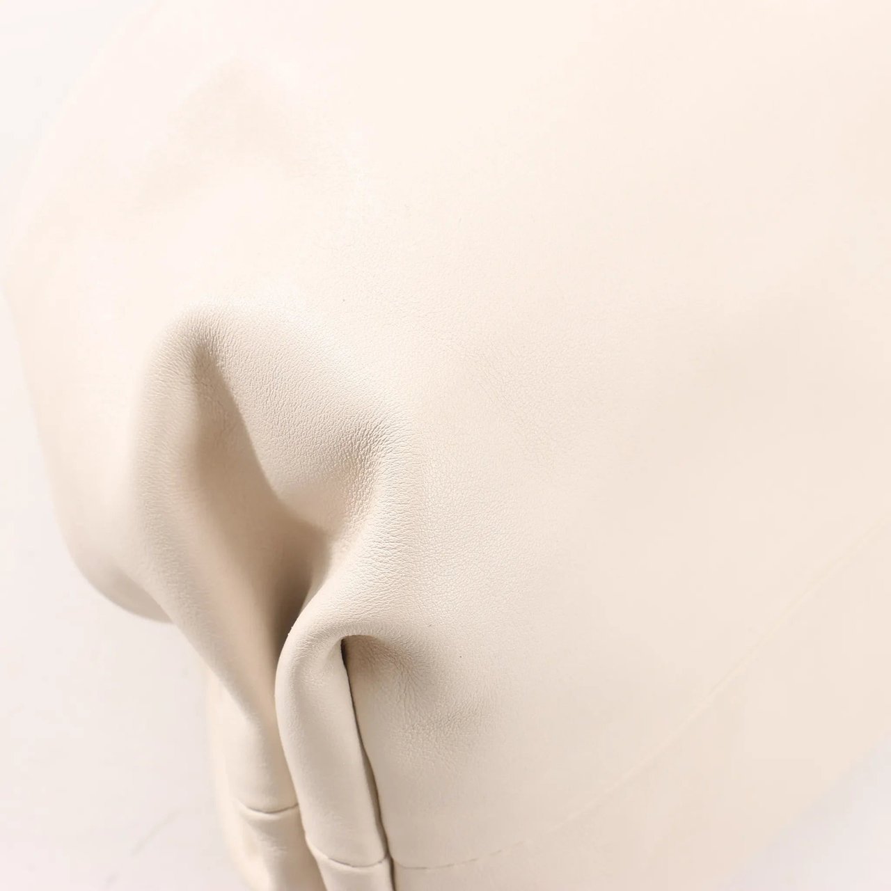 Bottega Veneta Bottega Veneta The Pouch Oversize Leather Clutch Bag in Beige Beige