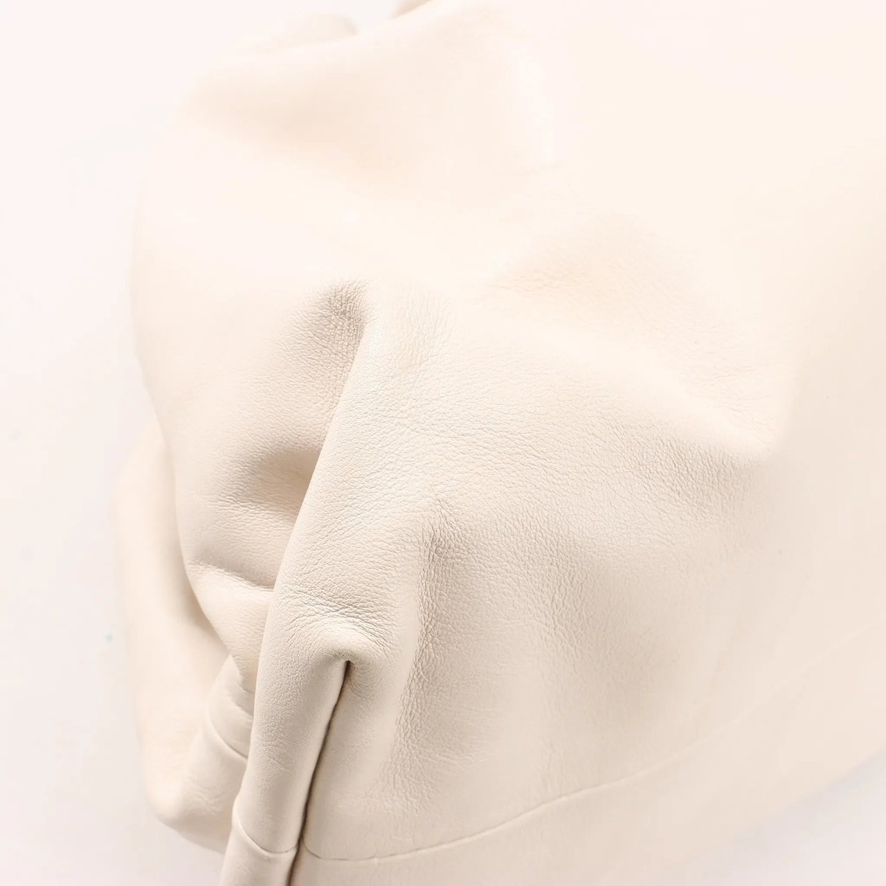 Bottega Veneta Bottega Veneta The Pouch Oversize Leather Clutch Bag in Beige Beige