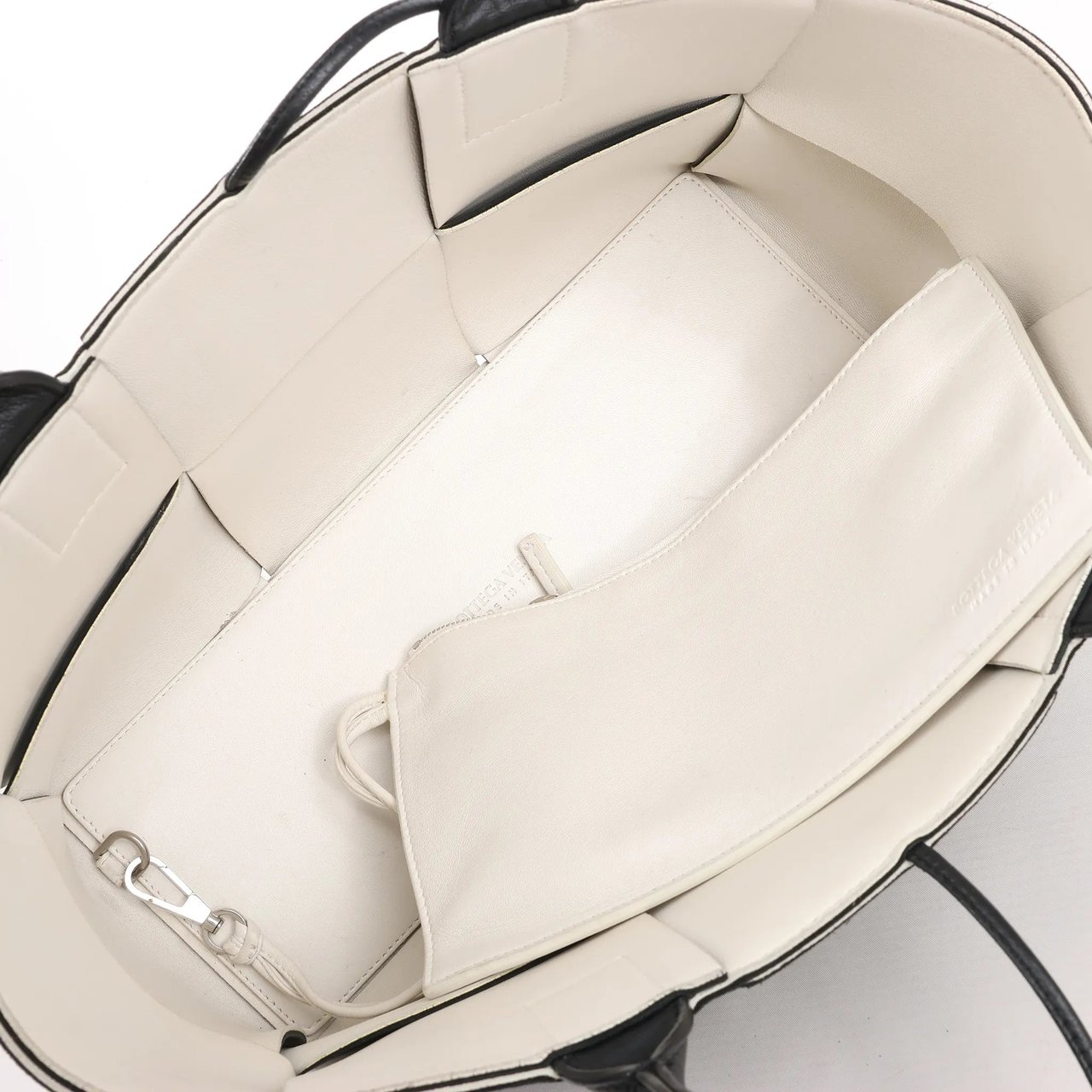 Bottega Veneta Bottega Veneta The Arco Maxi Intrecciato Leather Handbag in Black Zwart