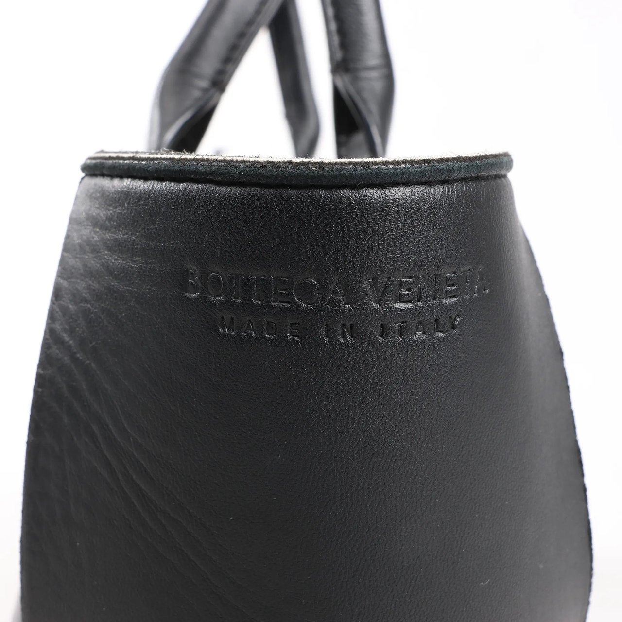 Bottega Veneta Bottega Veneta The Arco Maxi Intrecciato Leather Handbag in Black Zwart