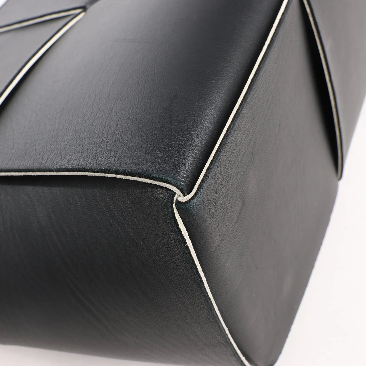 Bottega Veneta Bottega Veneta The Arco Maxi Intrecciato Leather Handbag in Black Zwart