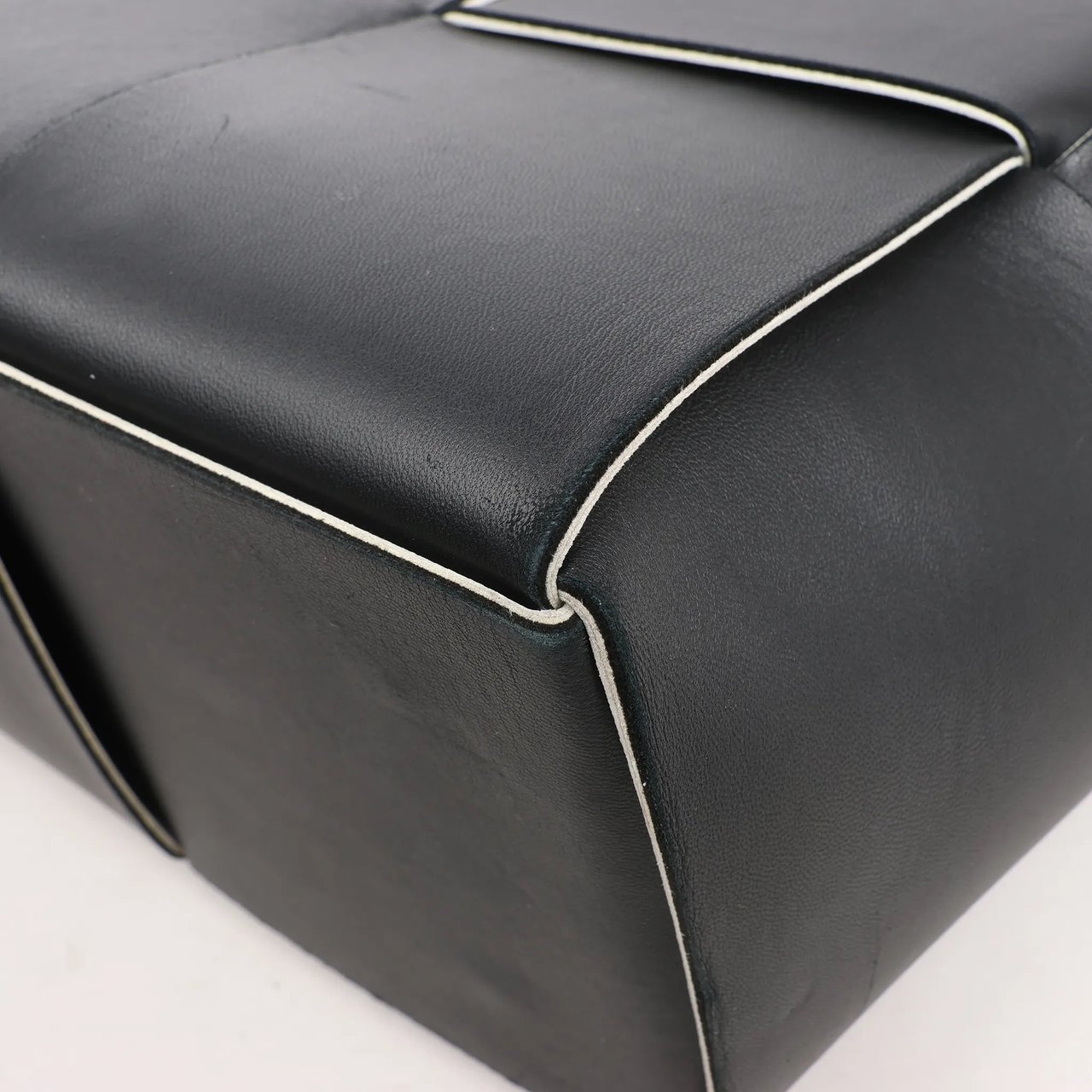 Bottega Veneta Bottega Veneta The Arco Maxi Intrecciato Leather Handbag in Black Zwart