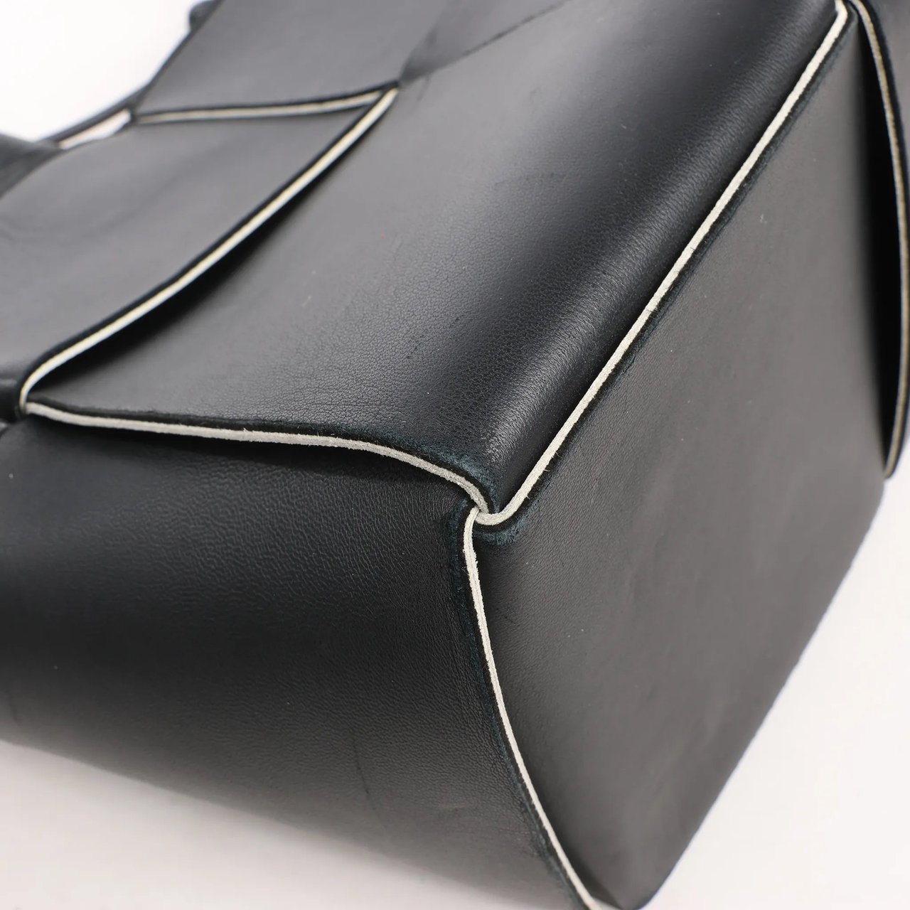 Bottega Veneta Bottega Veneta The Arco Maxi Intrecciato Leather Handbag in Black Zwart