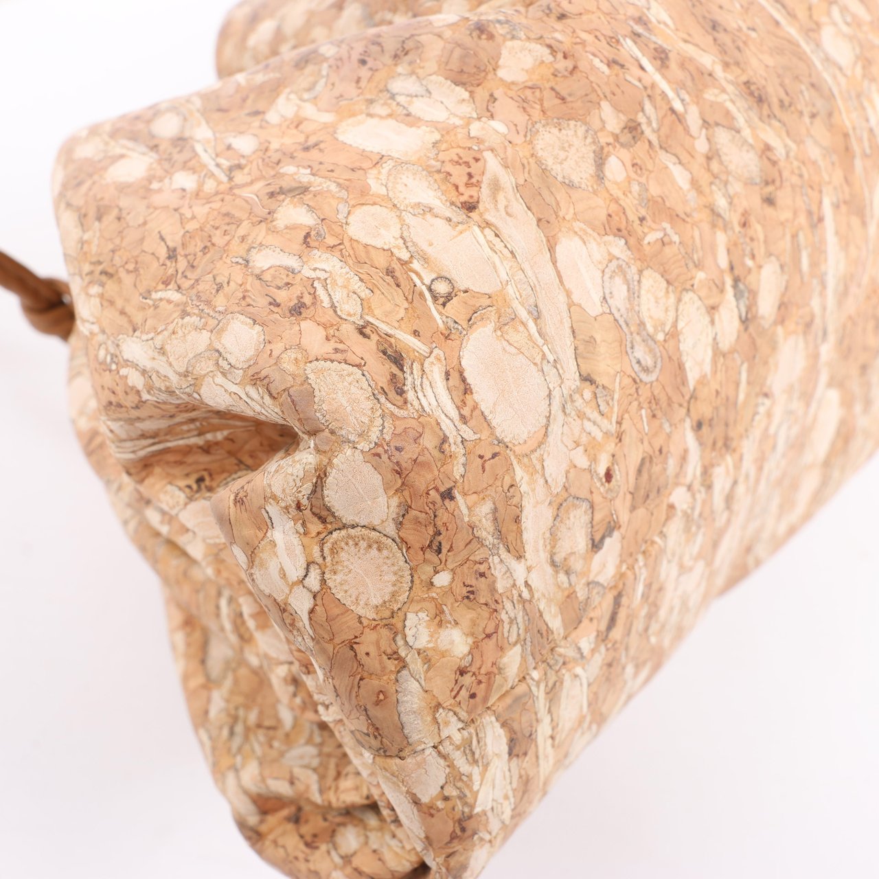 Bottega Veneta Bottega Veneta Mini The Pouch 20 Cork Crossbody bag in Beige Beige