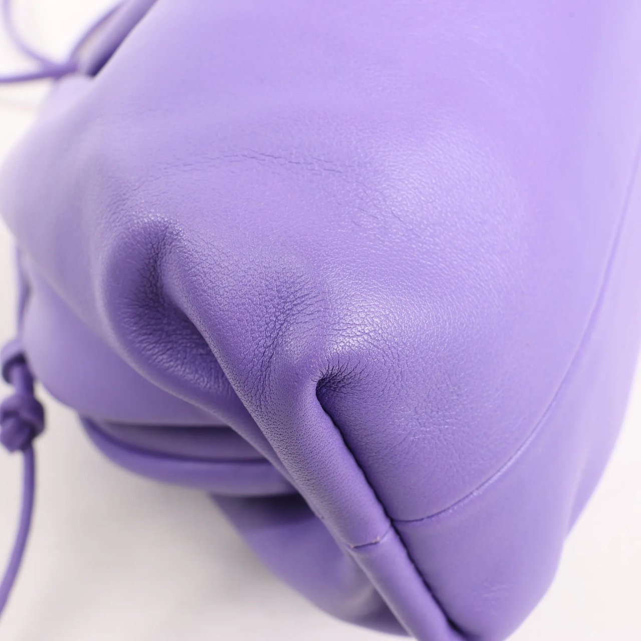 Bottega Veneta Bottega Veneta Mini The Pouch Leather Crossbody bag in Purple Paars