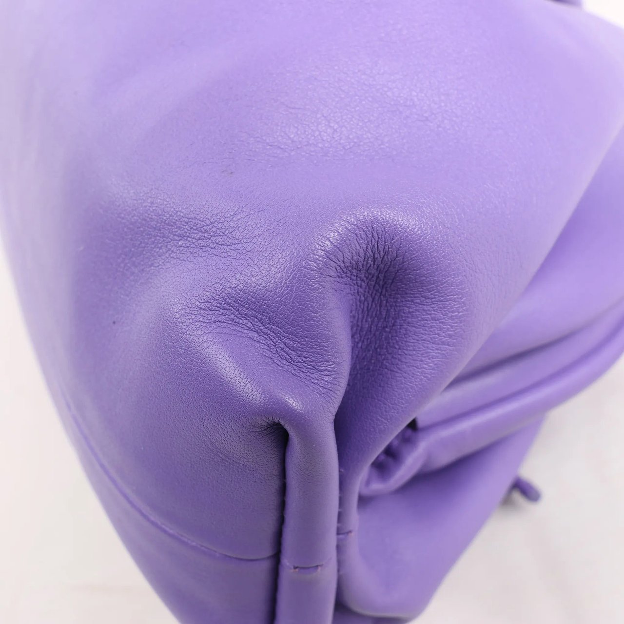 Bottega Veneta Bottega Veneta Mini The Pouch Leather Crossbody bag in Purple Paars