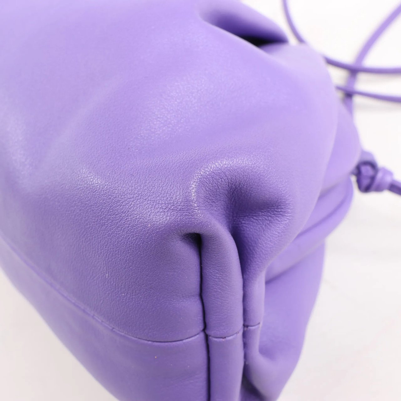 Bottega Veneta Bottega Veneta Mini The Pouch Leather Crossbody bag in Purple Paars