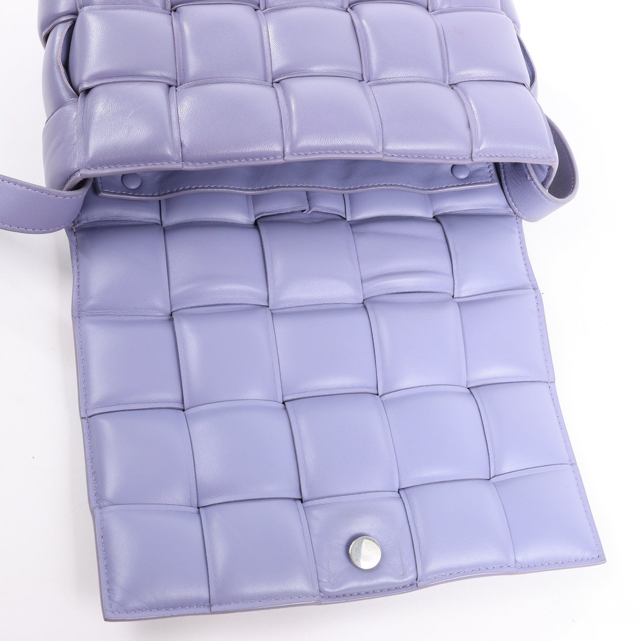 Bottega Veneta Bottega Veneta Padded Cassette Maxi Intrecciato Leather Shoulder Bag in Purple Paars