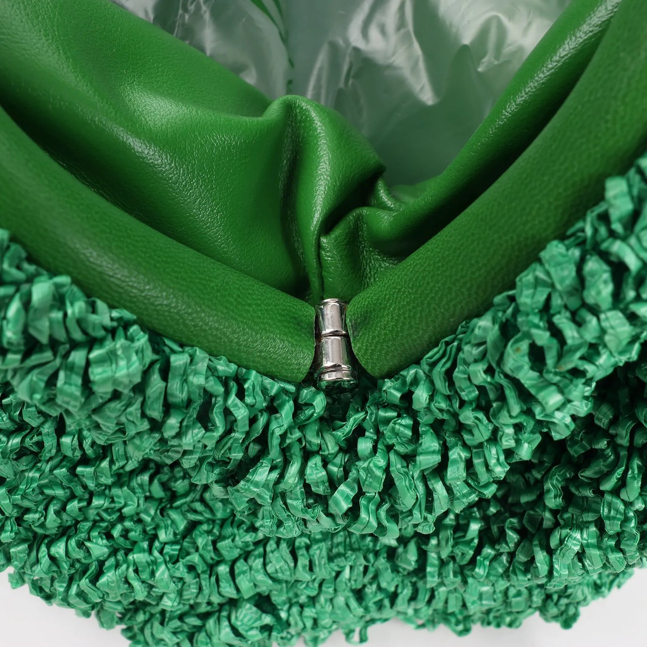 Bottega Veneta Bottega Veneta The Pouch Mini Raffia x Leather Crossbody bag in Green Groen