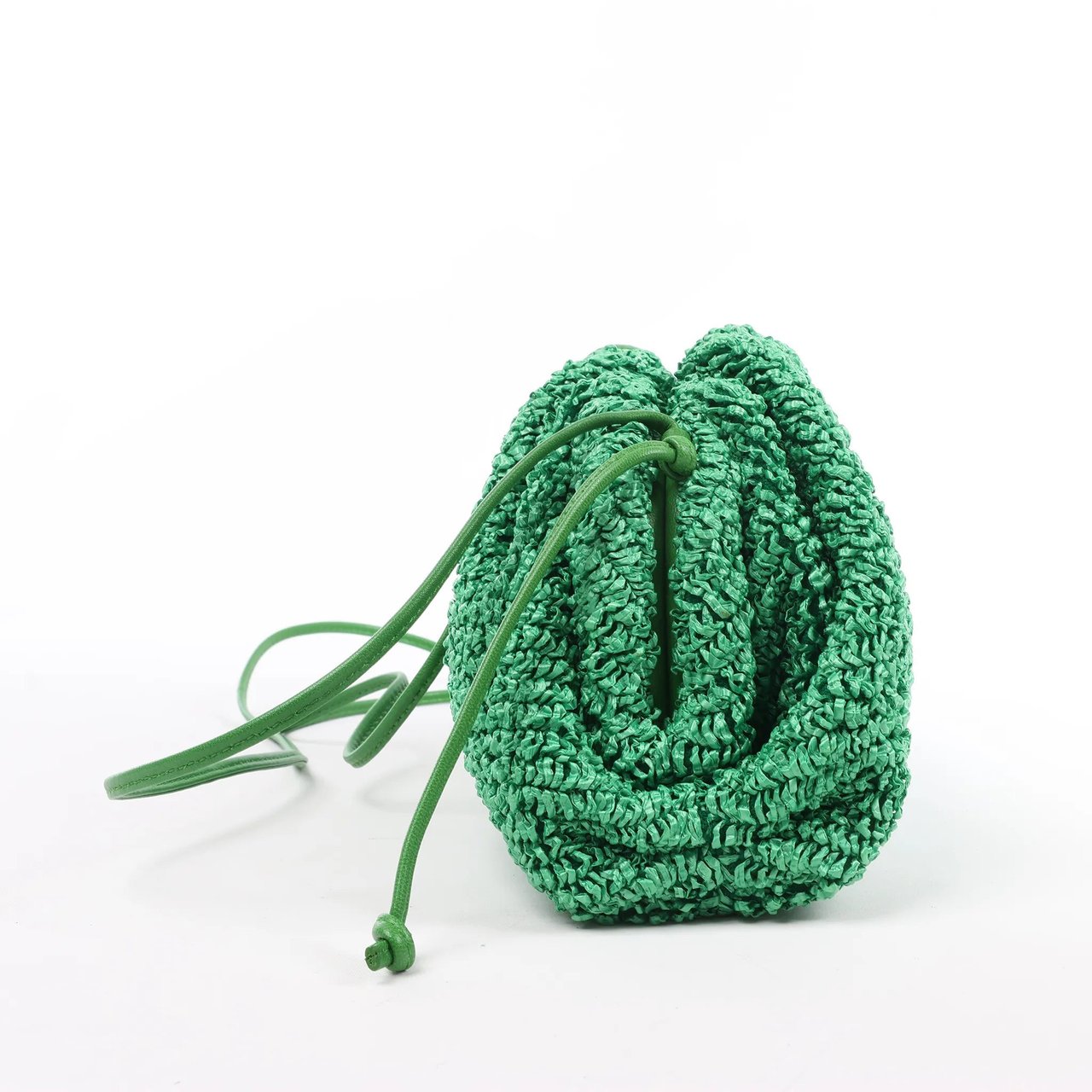 Bottega Veneta Bottega Veneta The Pouch Mini Raffia x Leather Crossbody bag in Green Groen